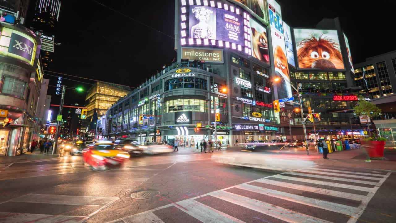 在加拿大安大略省多伦多市中心，繁忙的扬格和登达斯十字路口的人与交通的时间推移视图视频素材