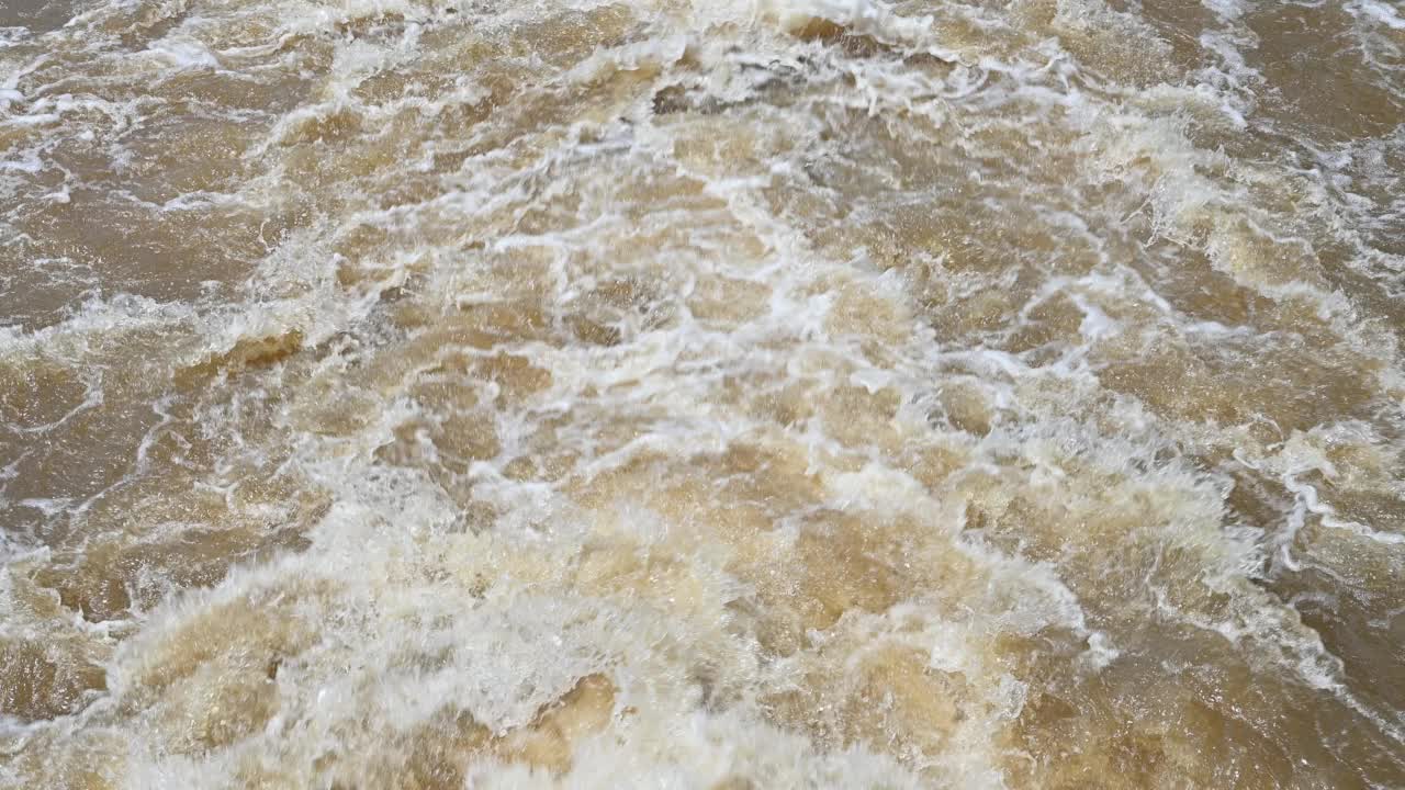 大雨后河水泛滥。视频素材