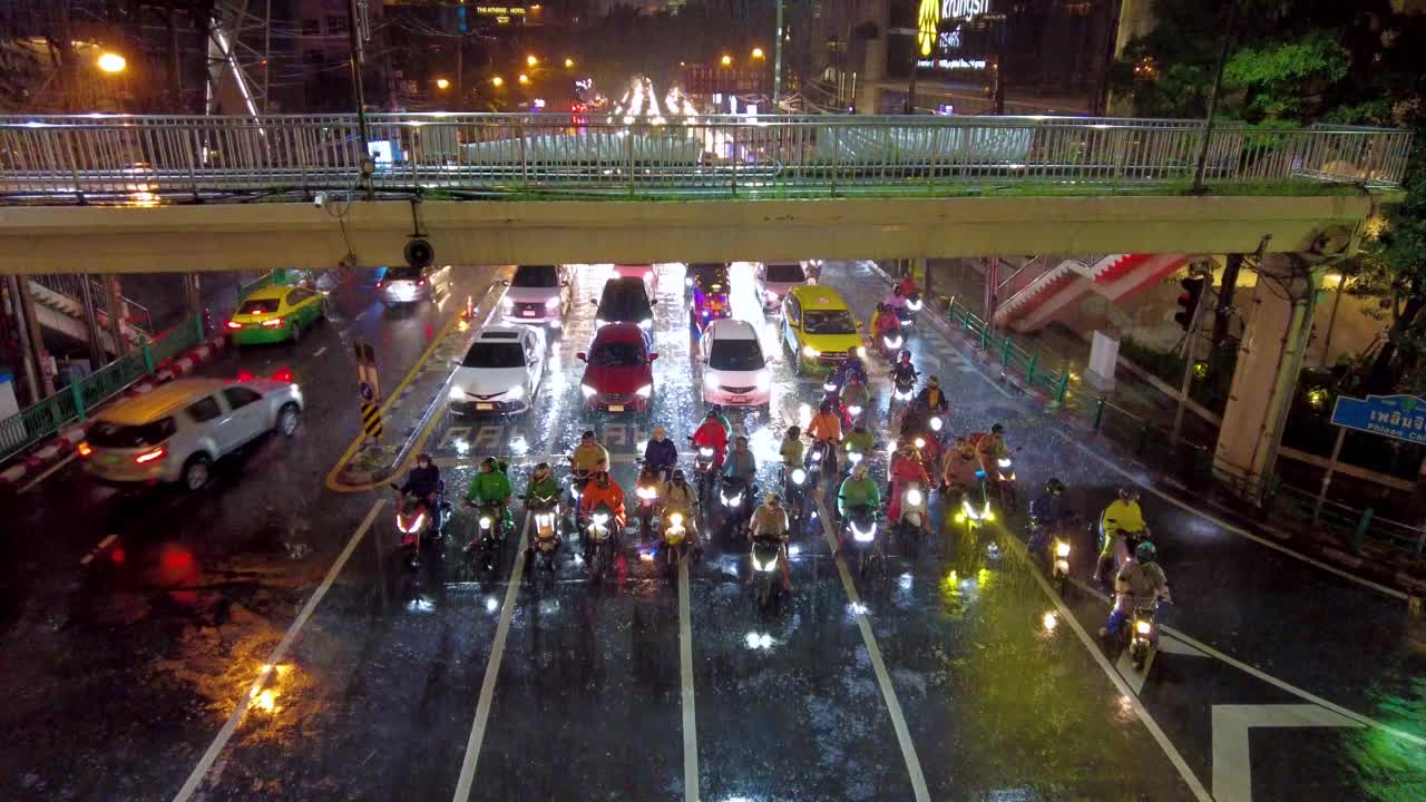 曼谷市中心夜间暴雨期间交通堵塞的高架视图视频素材