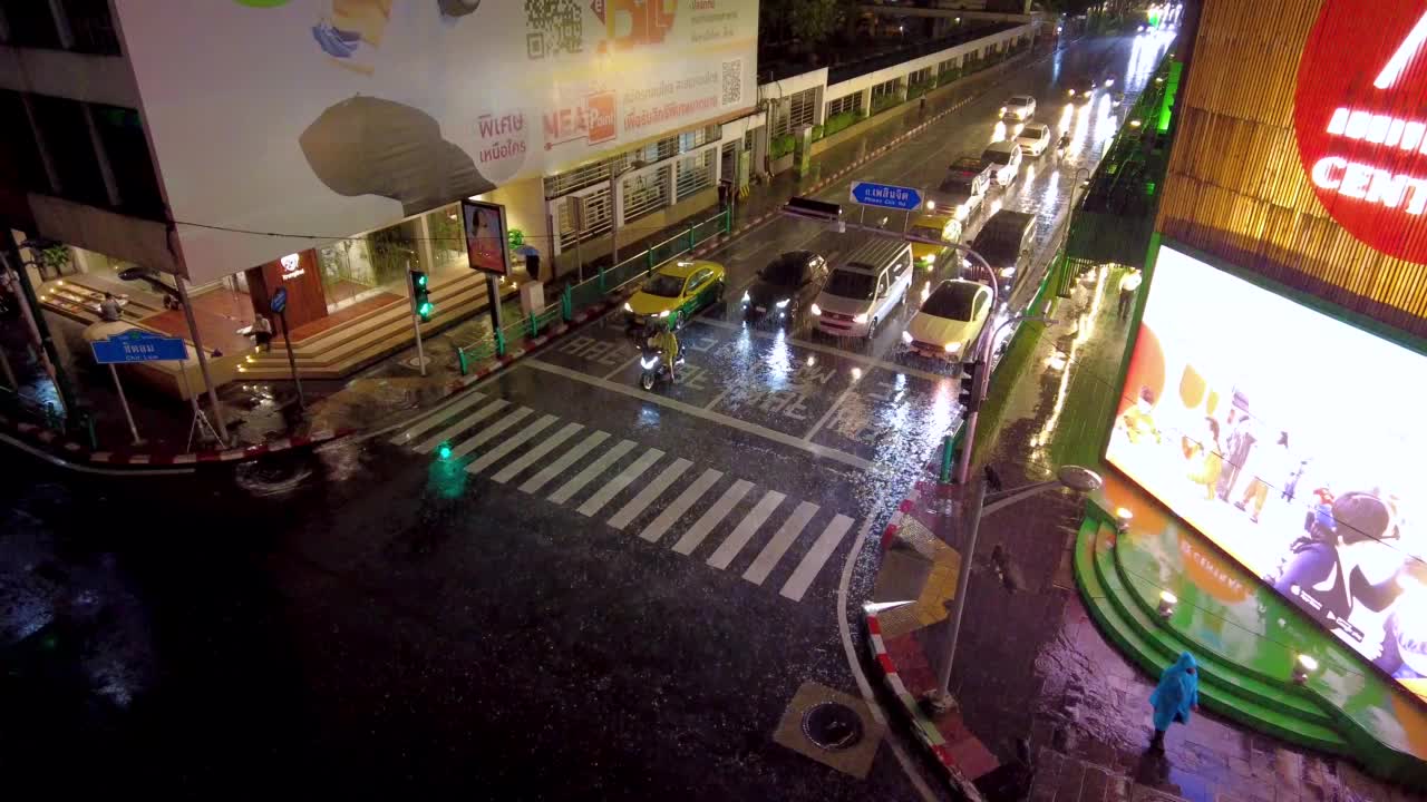 曼谷市中心夜间暴雨期间的交通高架视图视频素材