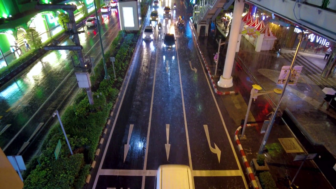 曼谷市中心夜间暴雨期间的交通高架视图视频素材