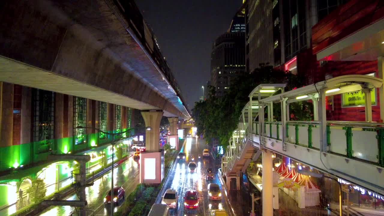 曼谷市中心夜间暴雨期间的交通高架视图视频素材