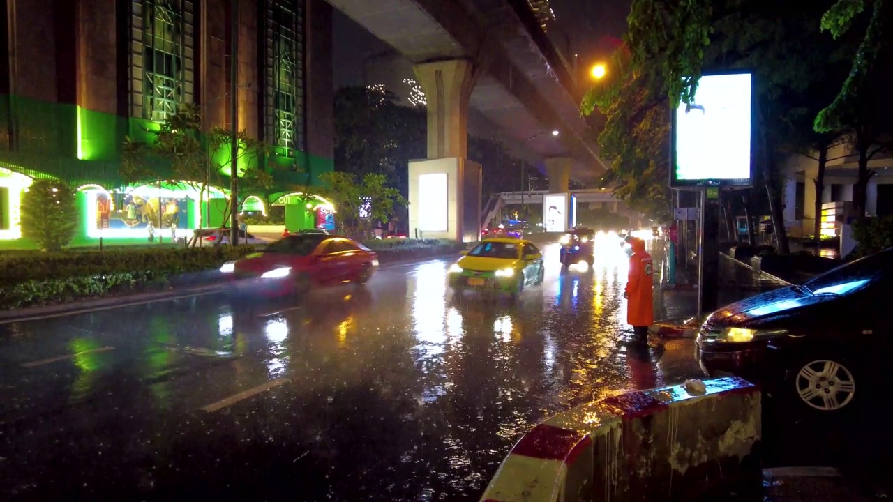 曼谷市中心夜间暴雨期间的街道交通视频素材