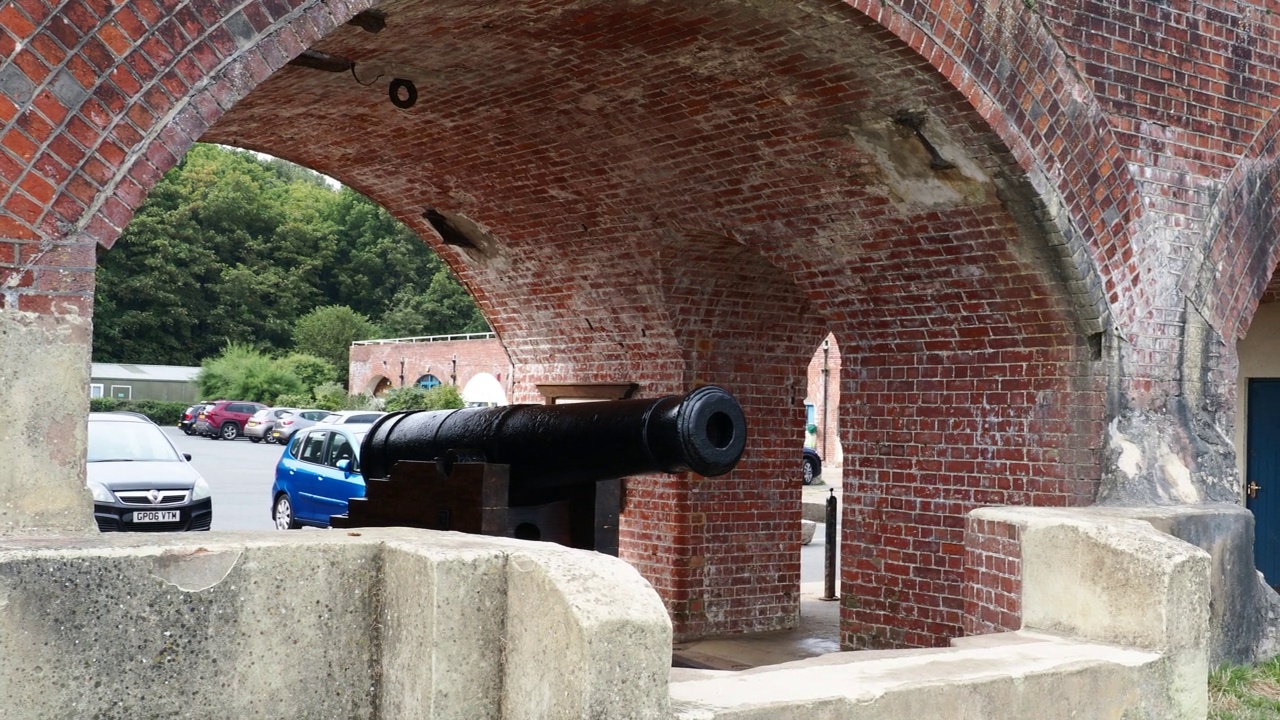 位于英国怀特岛淡水的维多利亚堡的一座炮台，建于1850年，用来保卫索伦特海峡视频素材