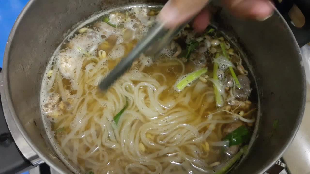 钳子夹米粉面视频素材