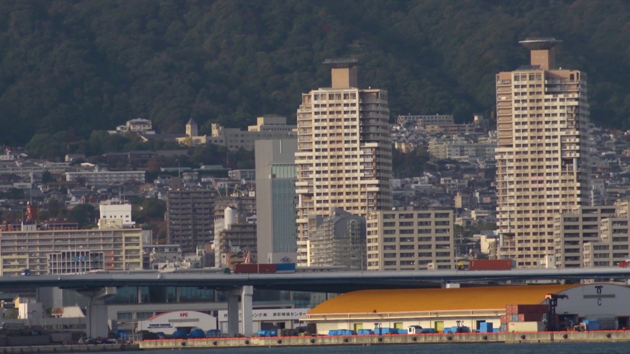 日本兵库县神户港区群山环抱视频素材