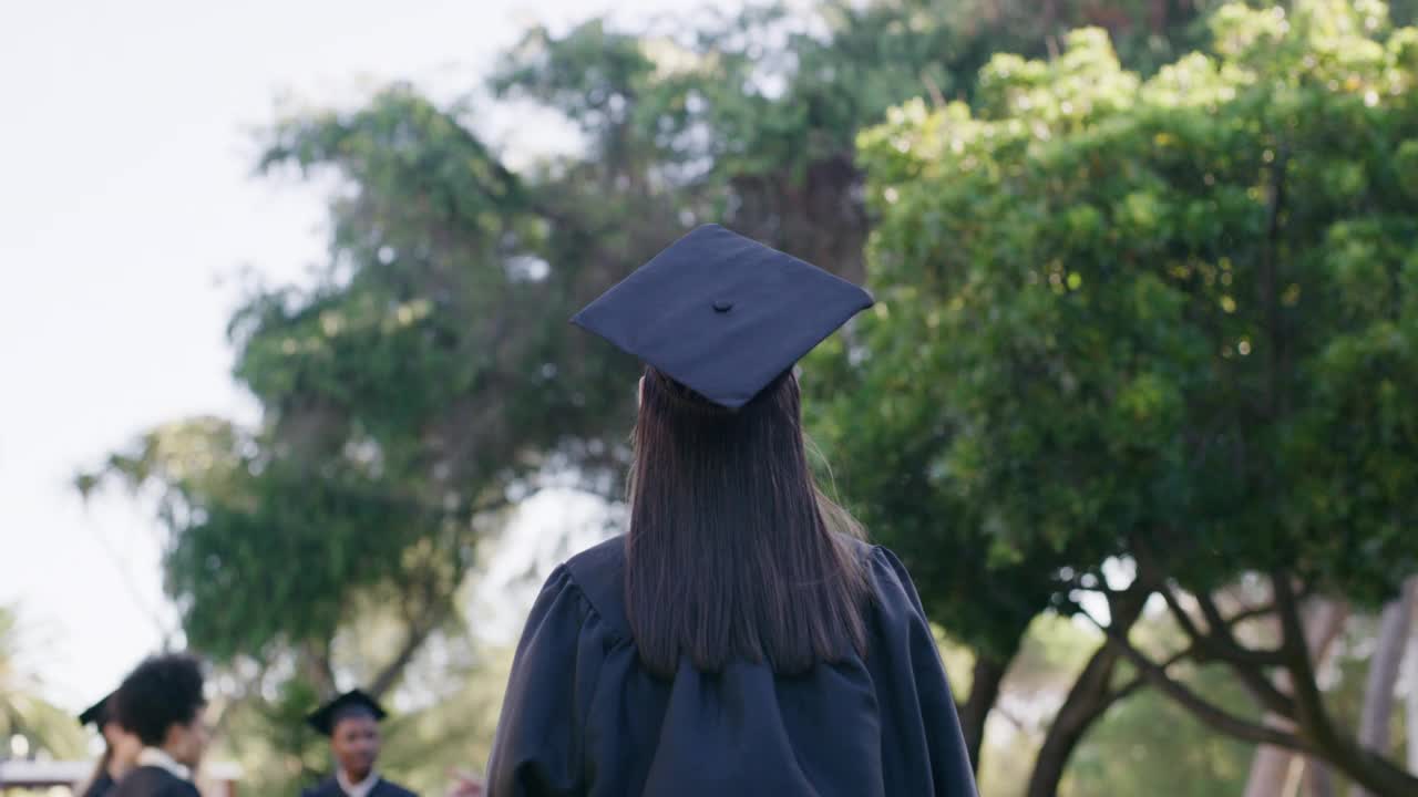 毕业，自由和受教育的学生庆祝，感觉像胜利者和举起手后视镜。女学生兴奋，庆祝奖学金和成功的学业目标在大学视频素材