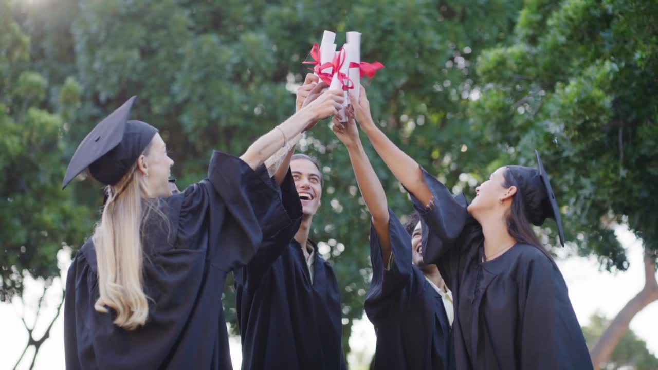 毕业的朋友们庆祝大学毕业，大学证书和教育成就。激动、胜利和快乐的研究生群体在比赛中为成功、胜利和进球欢呼视频素材