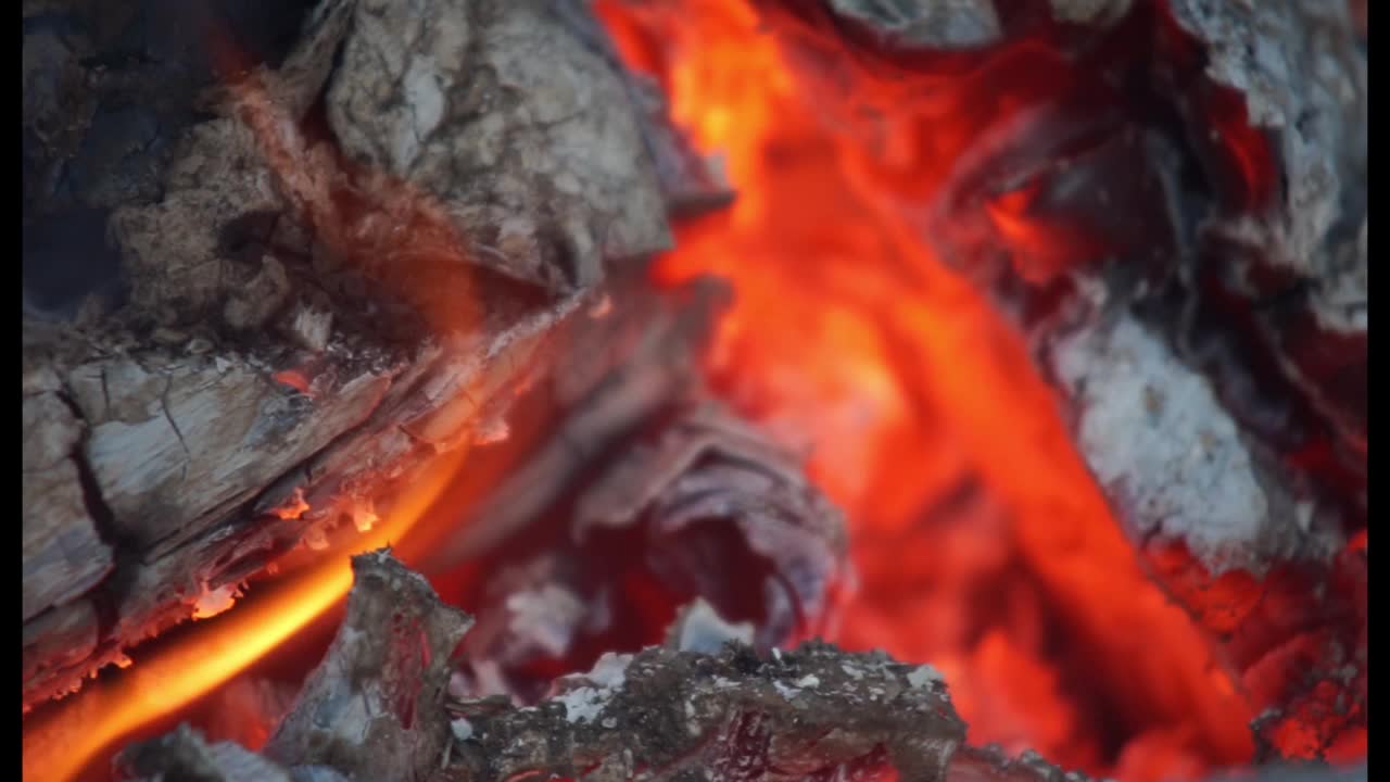 柴火，橘黄色的余烬随着温度的上升而燃烧视频素材