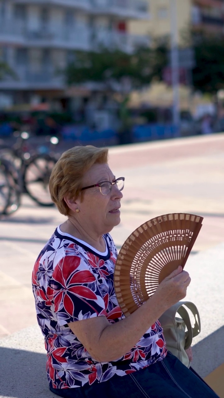 老年妇女手持风扇视频素材