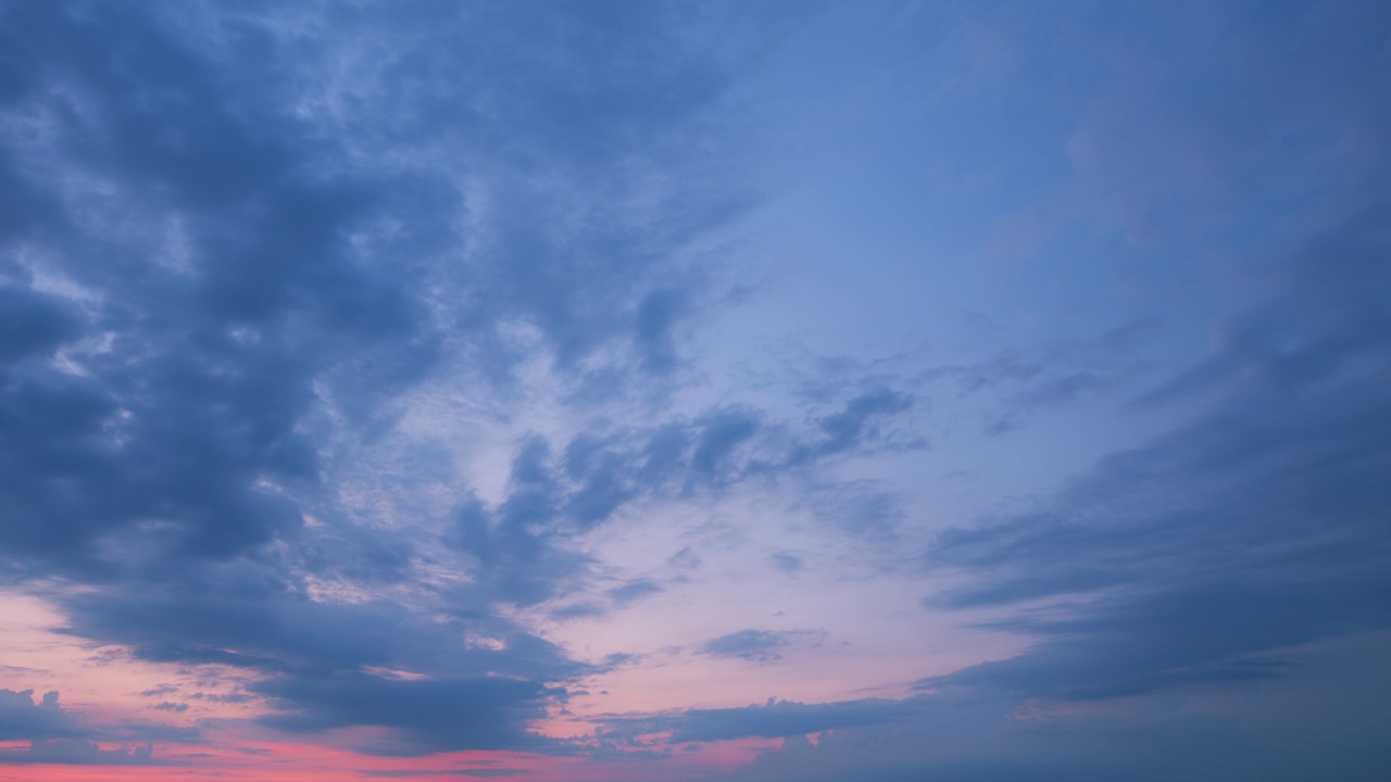 日落时的夜空有不同的深浅。美丽浪漫，色彩丰富的天空，明亮的渐变颜色。间隔拍摄。视频素材