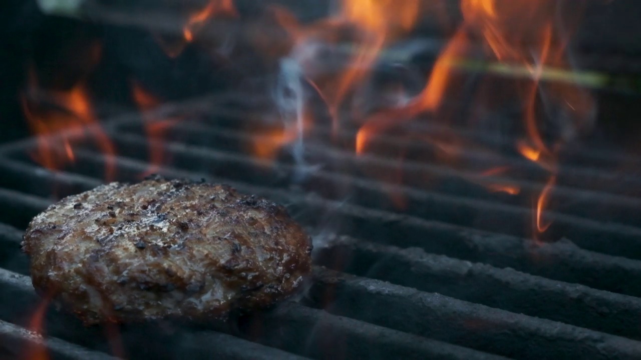 在烤架上煎汉堡肉。烧烤架视频素材