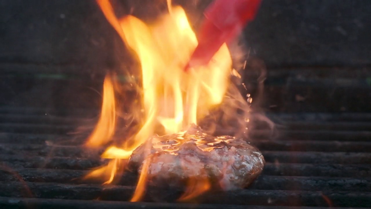 在铁架上为汉堡做多汁的肉饼视频素材