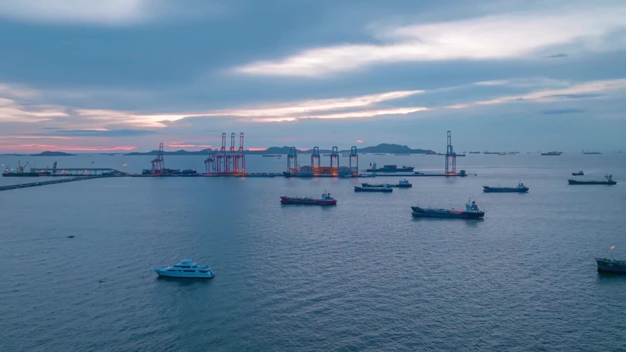 鸟瞰图停泊在炼油厂附近油港进行运输的油轮视频素材