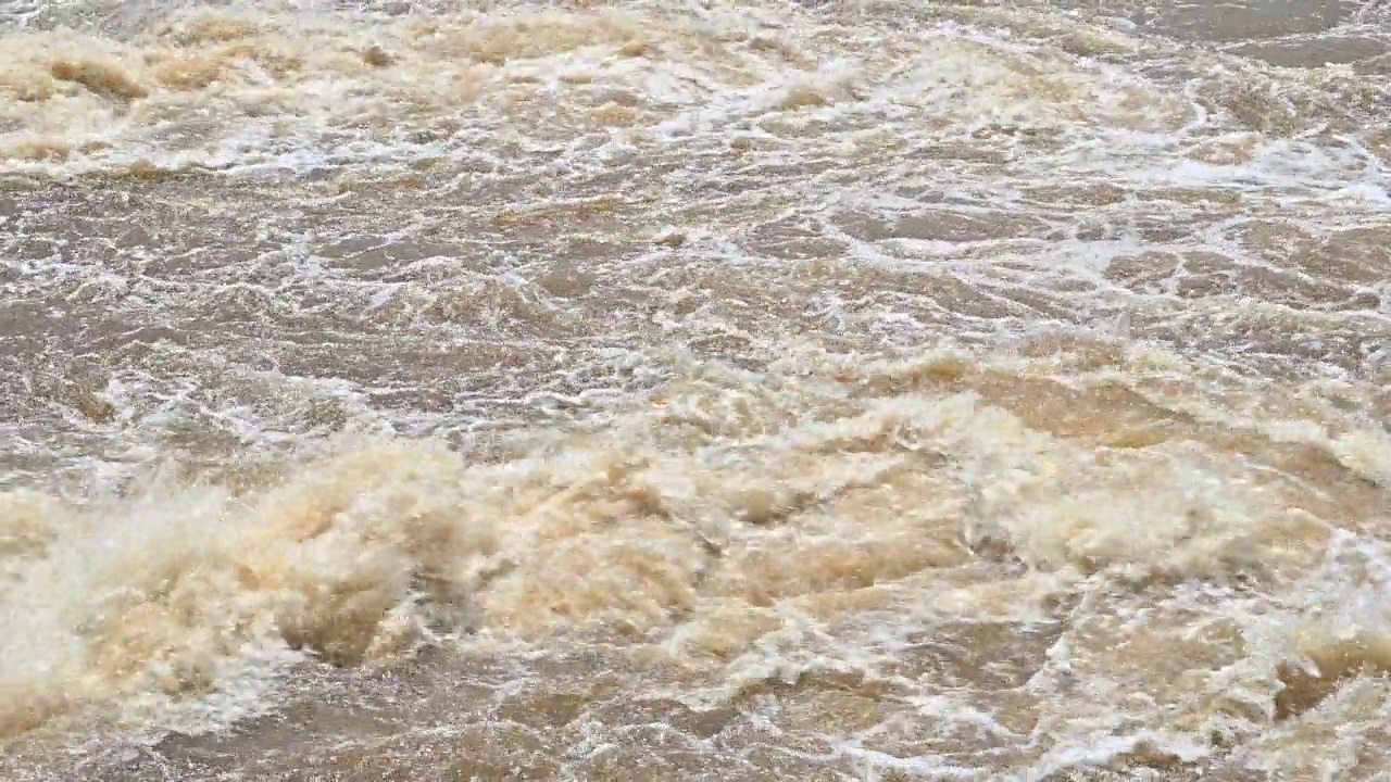 大雨后河水泛滥。视频素材