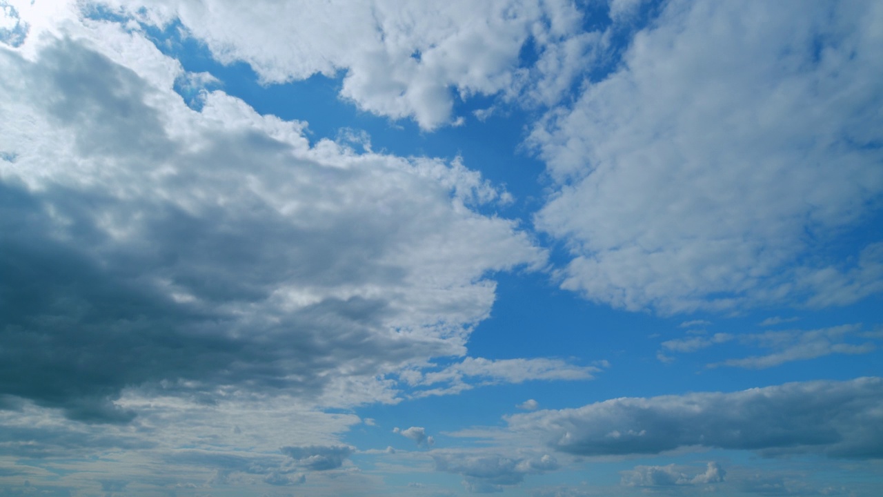 夏天多风的天气里，蓬松卷卷的云。白云的背景。时间流逝。视频素材