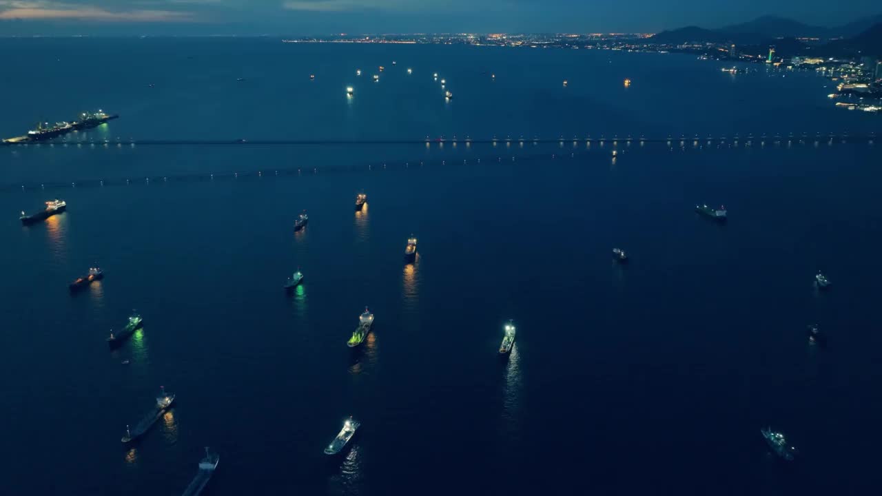 鸟瞰图停泊在炼油厂附近油港进行运输的油轮视频素材