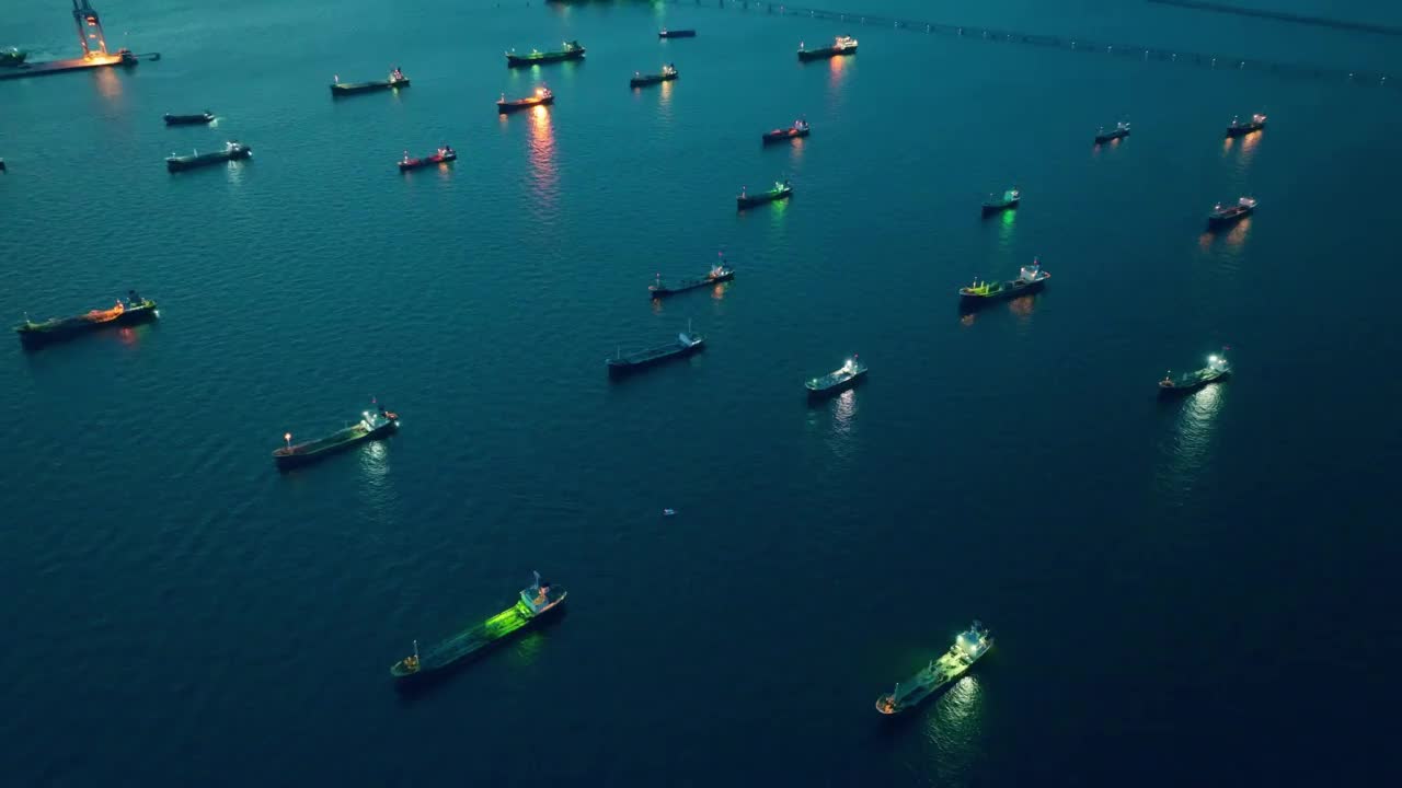 鸟瞰图停泊在炼油厂附近油港进行运输的油轮视频素材