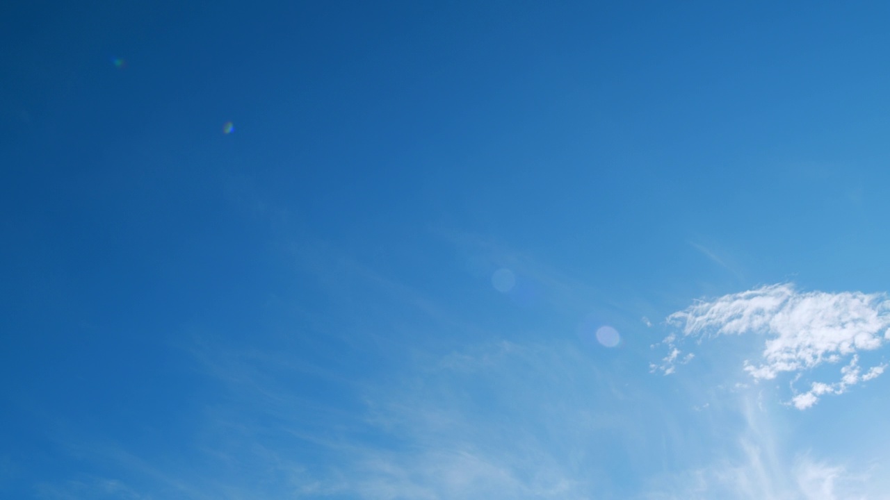 蓝天，白色，蓬松，蓬松的云在高空翻滚。天空有云天气。时间流逝。视频素材