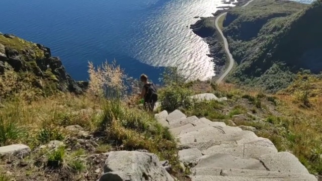 在罗浮敦的一条小路上徒步的女人视频素材