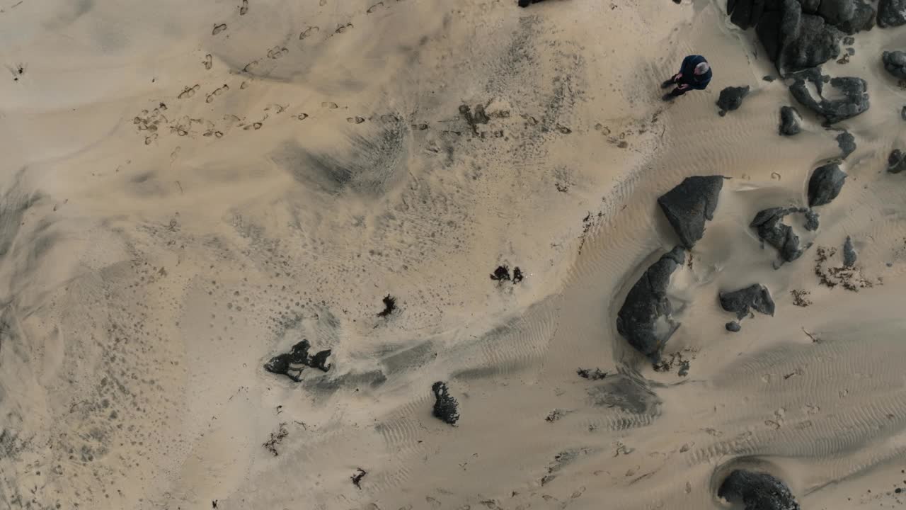 在冰岛北福特海滩上空飞行视频素材