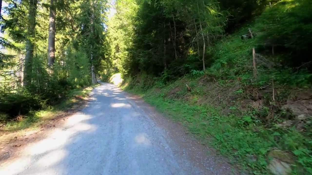 危险的山路，没有柏油路视频素材