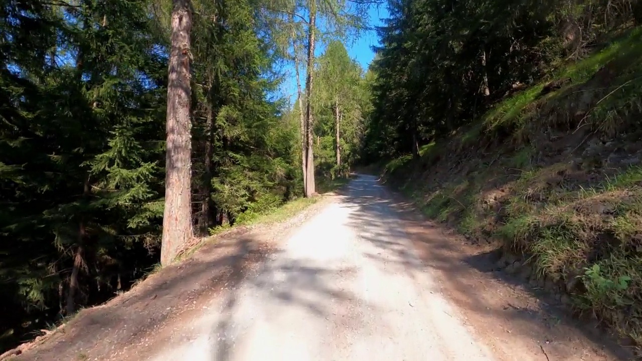 危险的山路，没有柏油路。视频素材