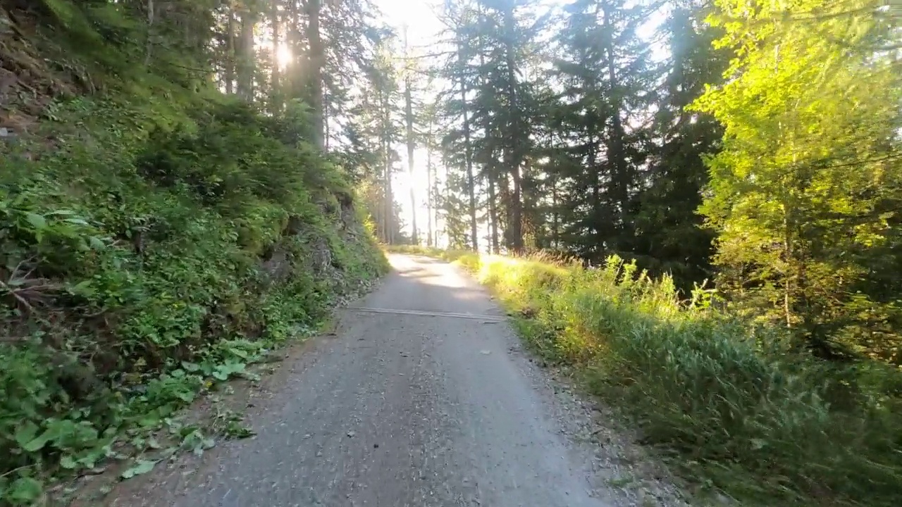 危险的山路，没有柏油路。视频素材