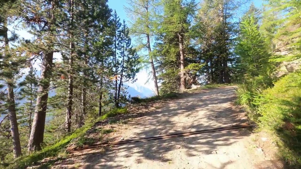 危险的山路，没有柏油路。视频素材