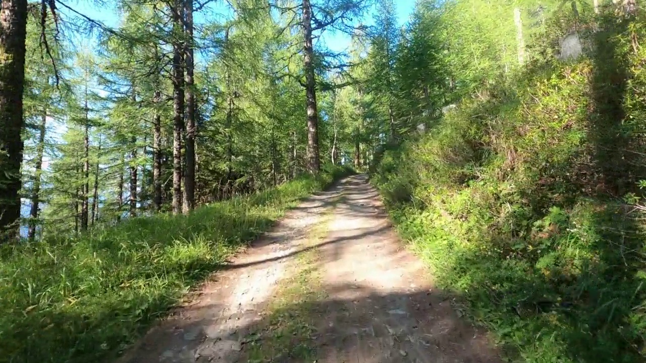 危险的山路，没有柏油路视频素材