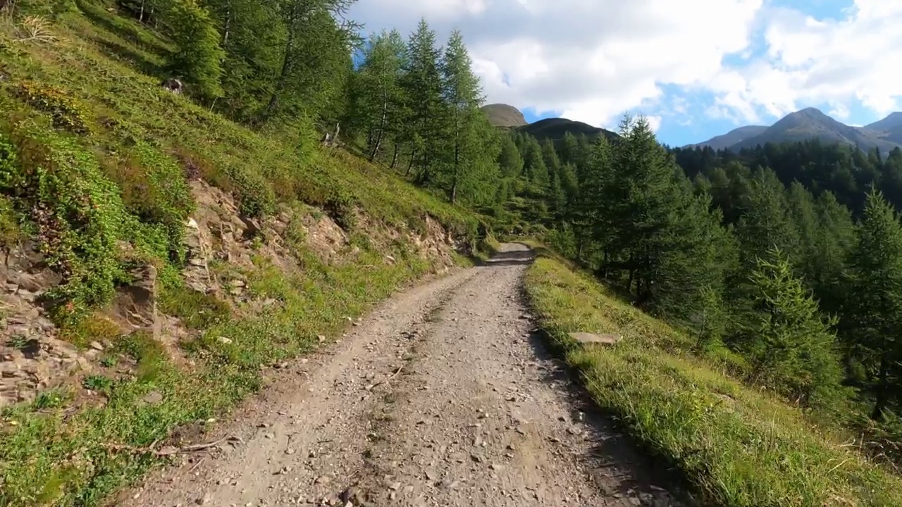 危险的山路，没有柏油路。视频素材