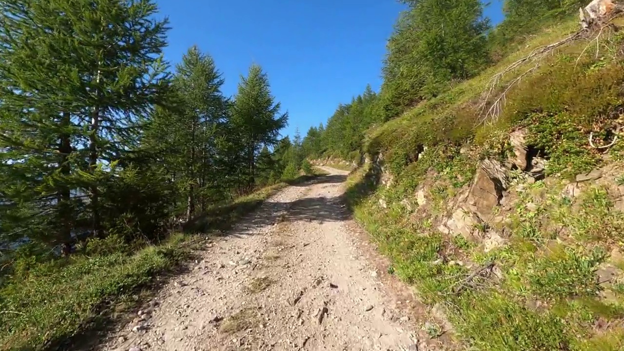 危险的山路，没有柏油路。视频素材