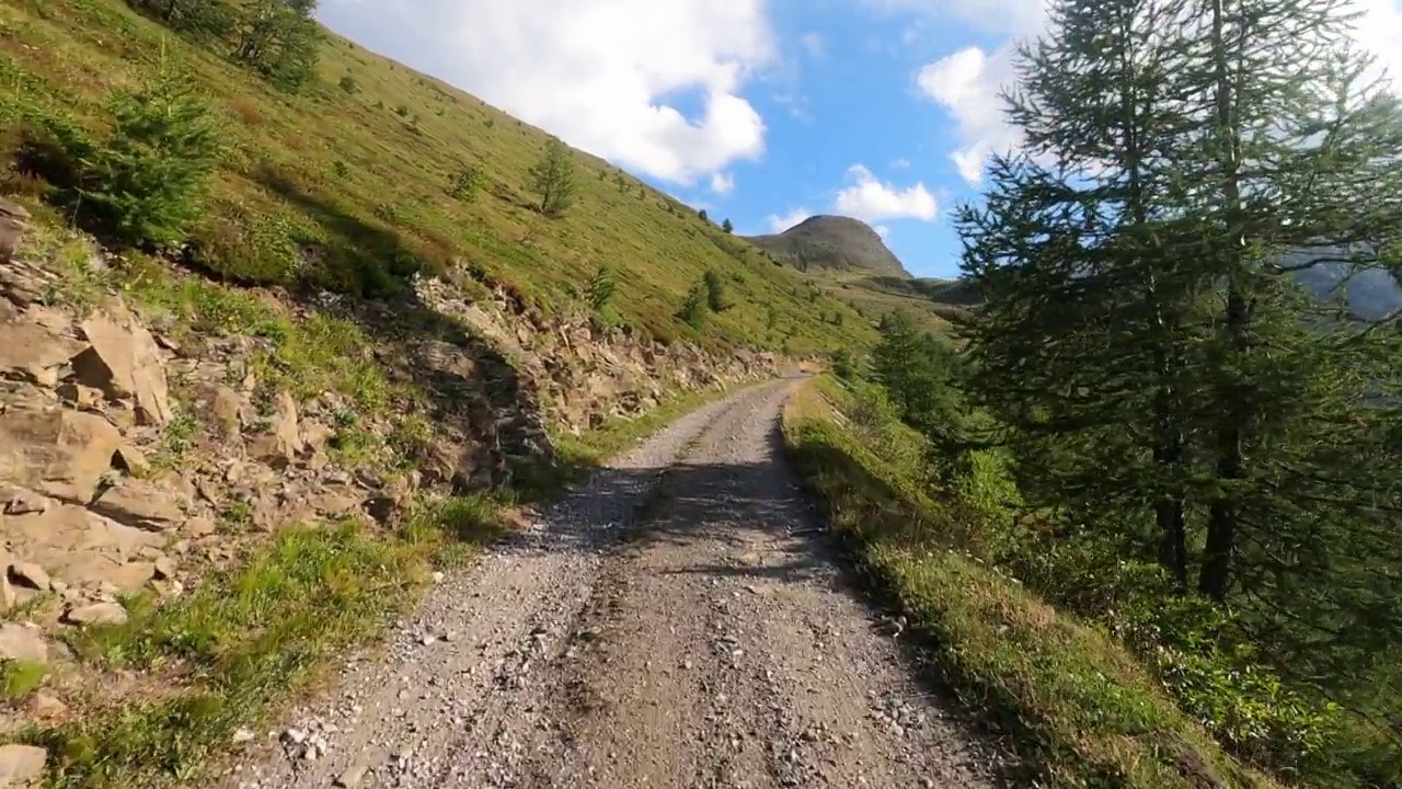 危险的山路，没有柏油路。视频素材