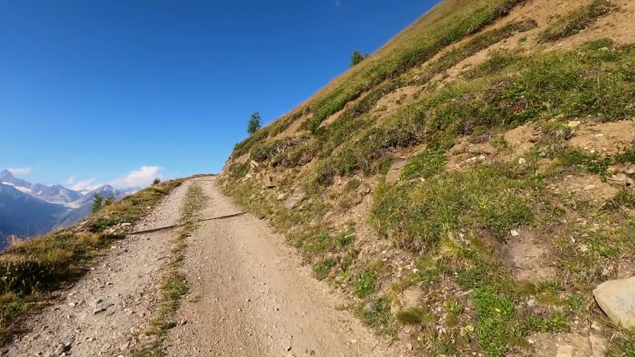 危险的山路，没有柏油路。视频素材