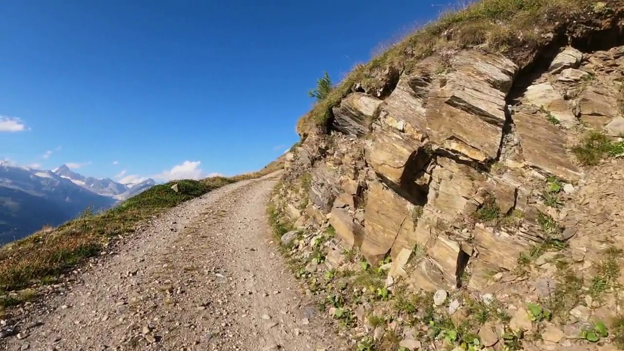 危险的山路，没有柏油路。视频素材