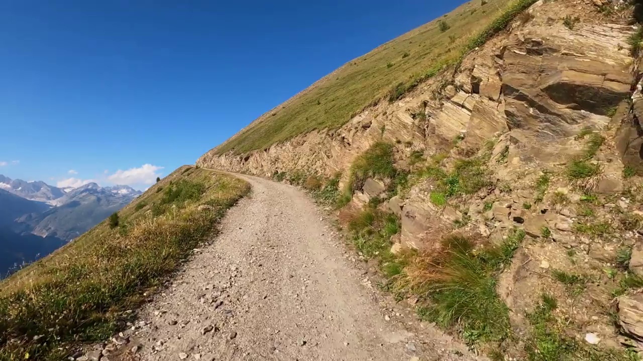 危险的山路，没有柏油路。视频素材