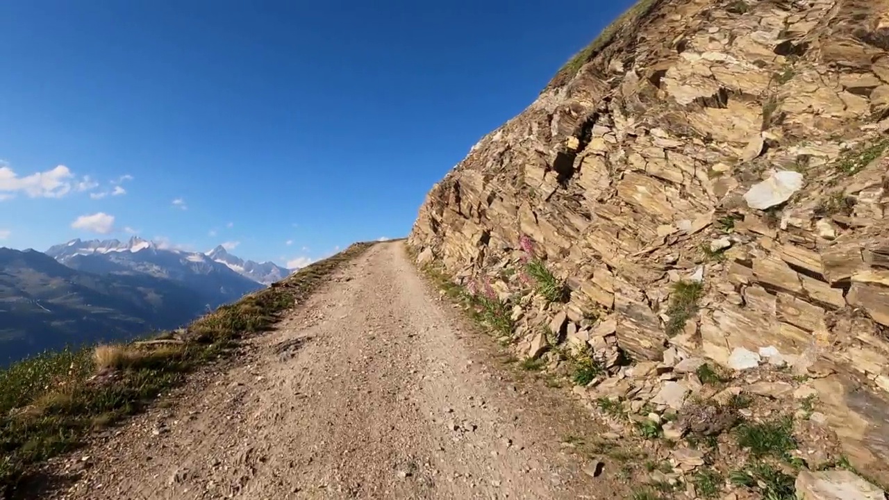 危险的山路，没有柏油路。视频素材