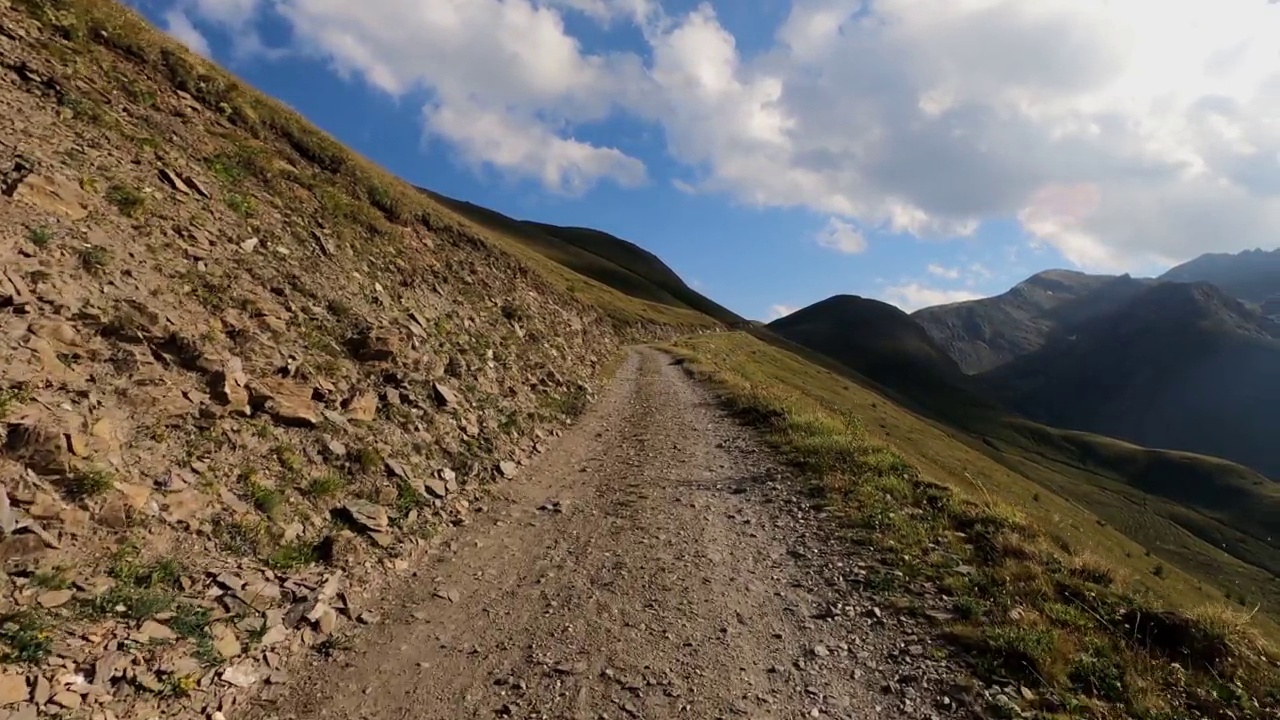 危险的山路，没有柏油路。视频素材