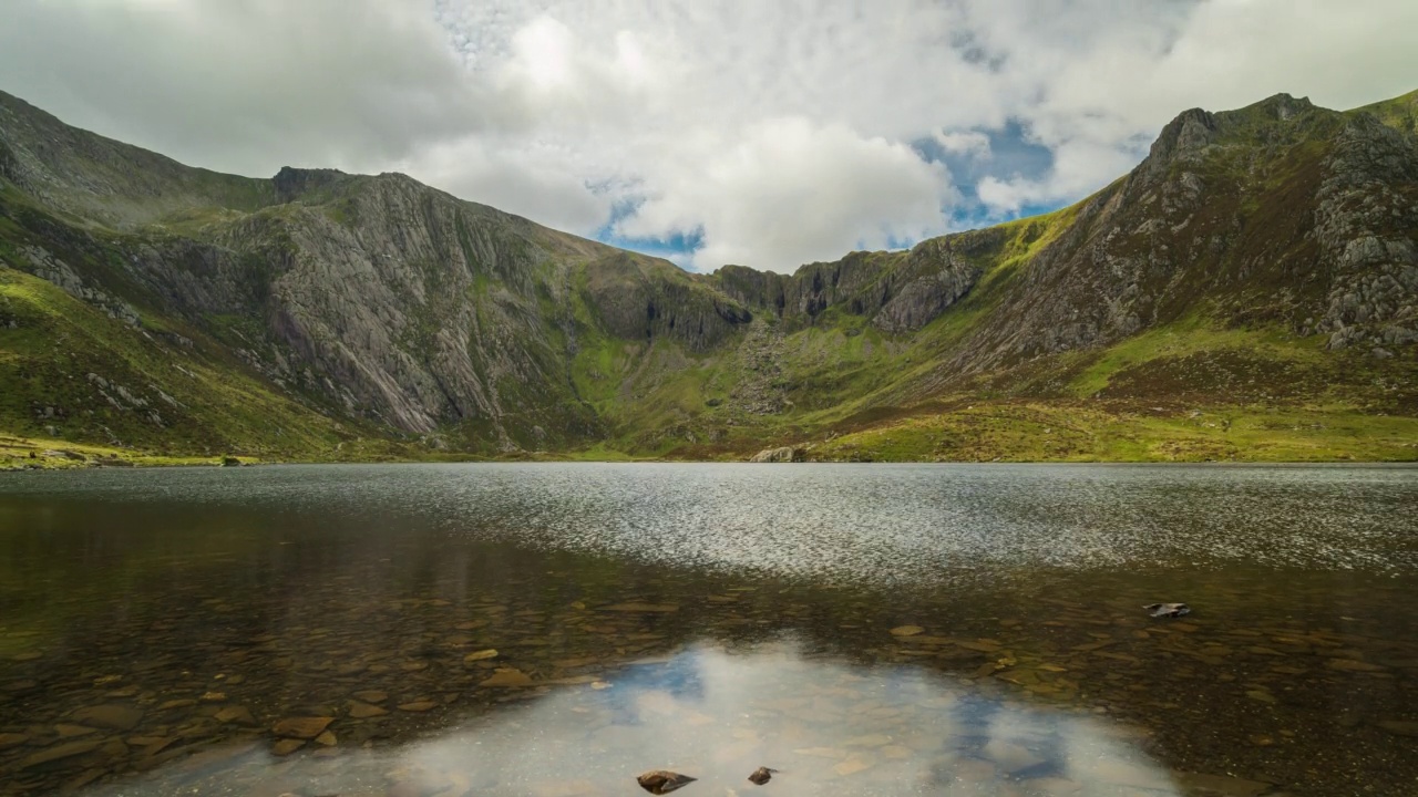 Llyn Idwal，魔鬼的厨房，Ogwen山谷和格里德劳山群在斯诺登尼亚，格温内斯，班戈，威尔士- 4k延时(倾斜)视频素材