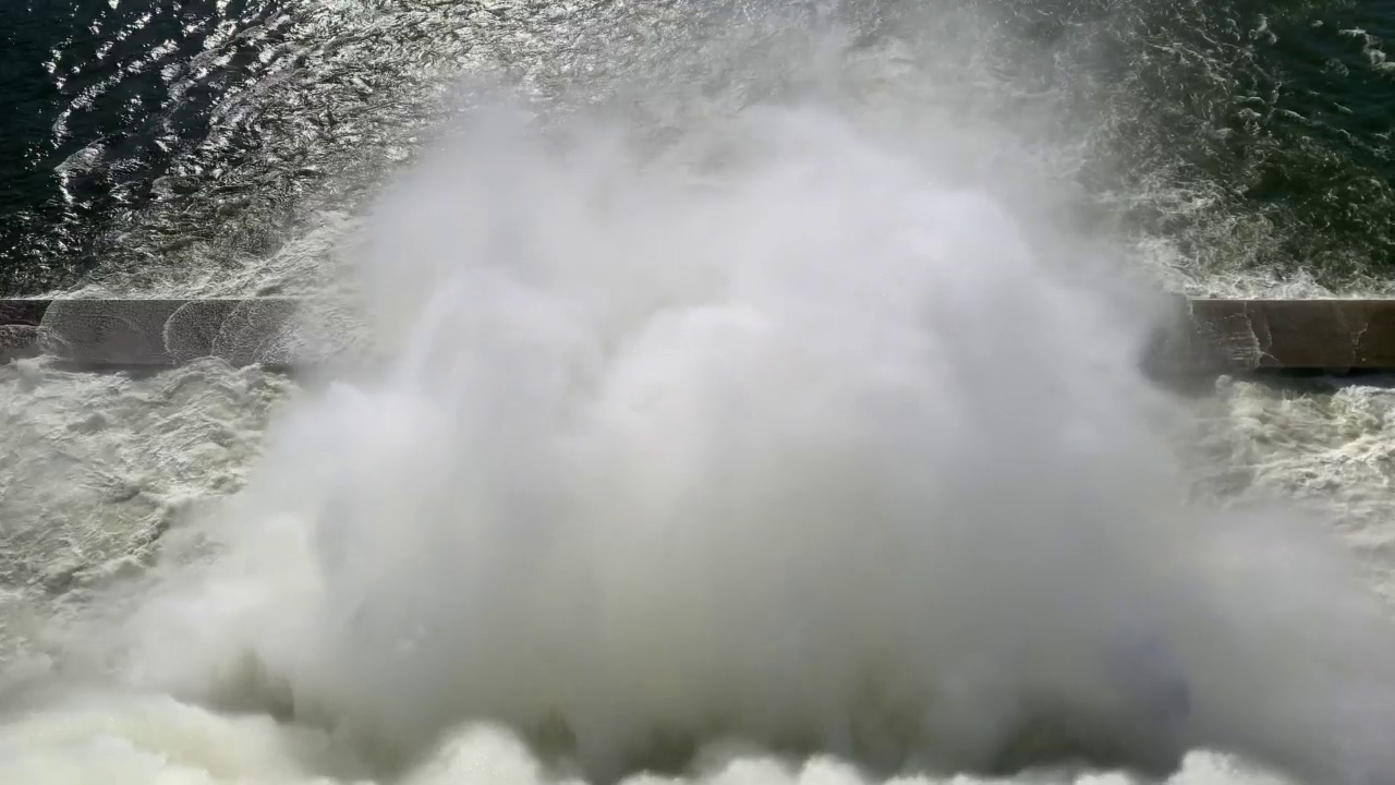 水溢出大坝的视频视频素材