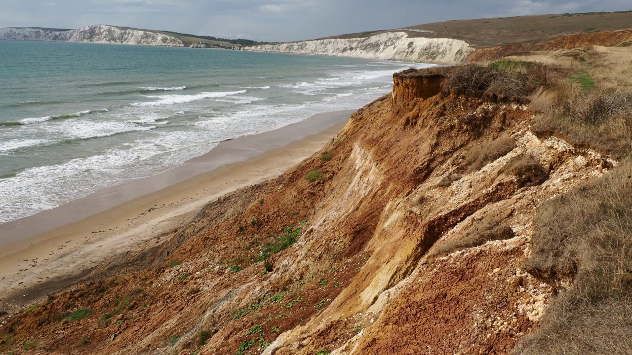 英国怀特岛康普顿湾崩塌的软海岸悬崖。视频素材