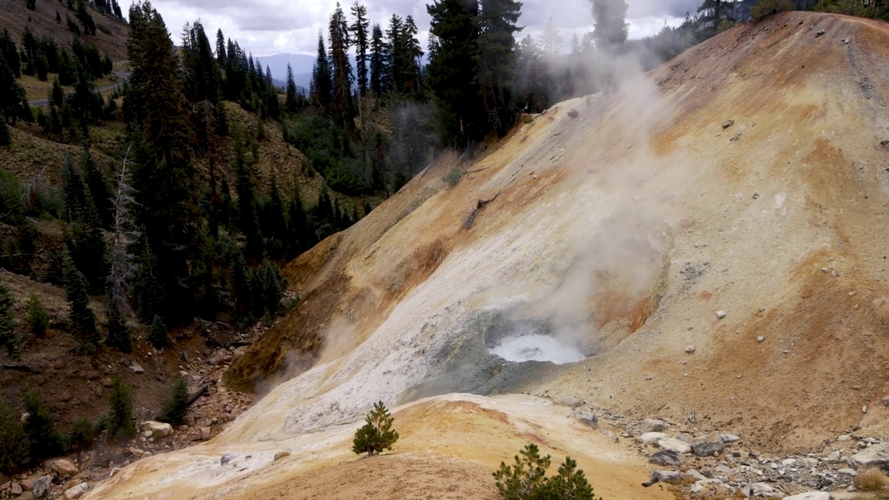 拉森火山国家公园的硫磺厂。加州拉森的热液喷口视频素材