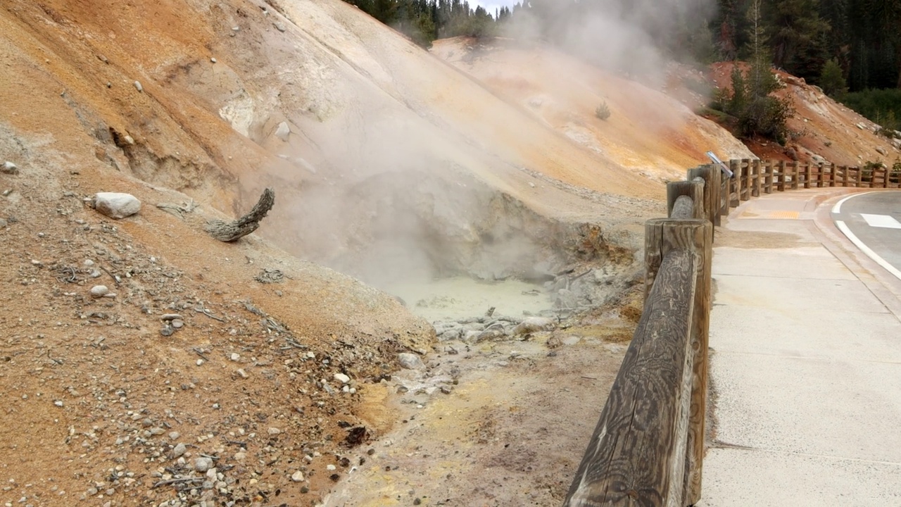 拉森火山国家公园的硫磺厂。加州拉森的热液喷口视频素材