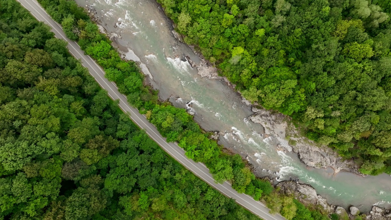 鸟瞰山景，河流和道路。飞越高山峡谷。慢动作视频，ProRes 422视频素材