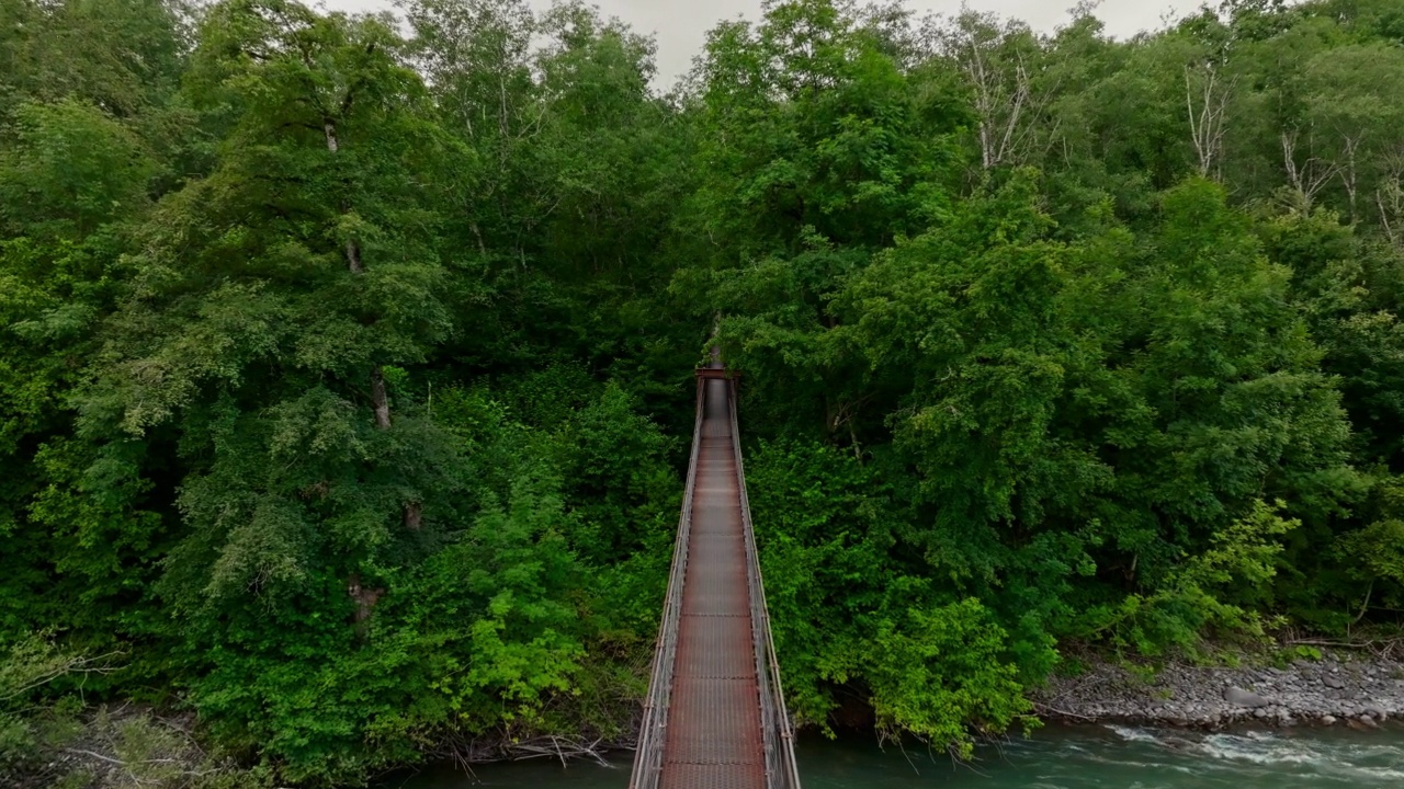 吊桥。江面上的长钢吊桥景观。平衡和旅程的开始。在山里远足。慢动作视频，ProRes 422视频视频素材