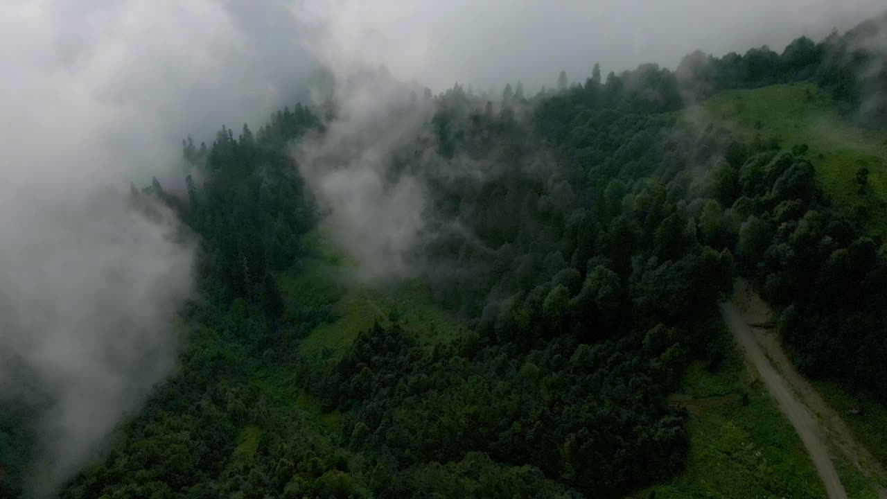 飞越云层中的高山，无人机正好飞向云层视频素材