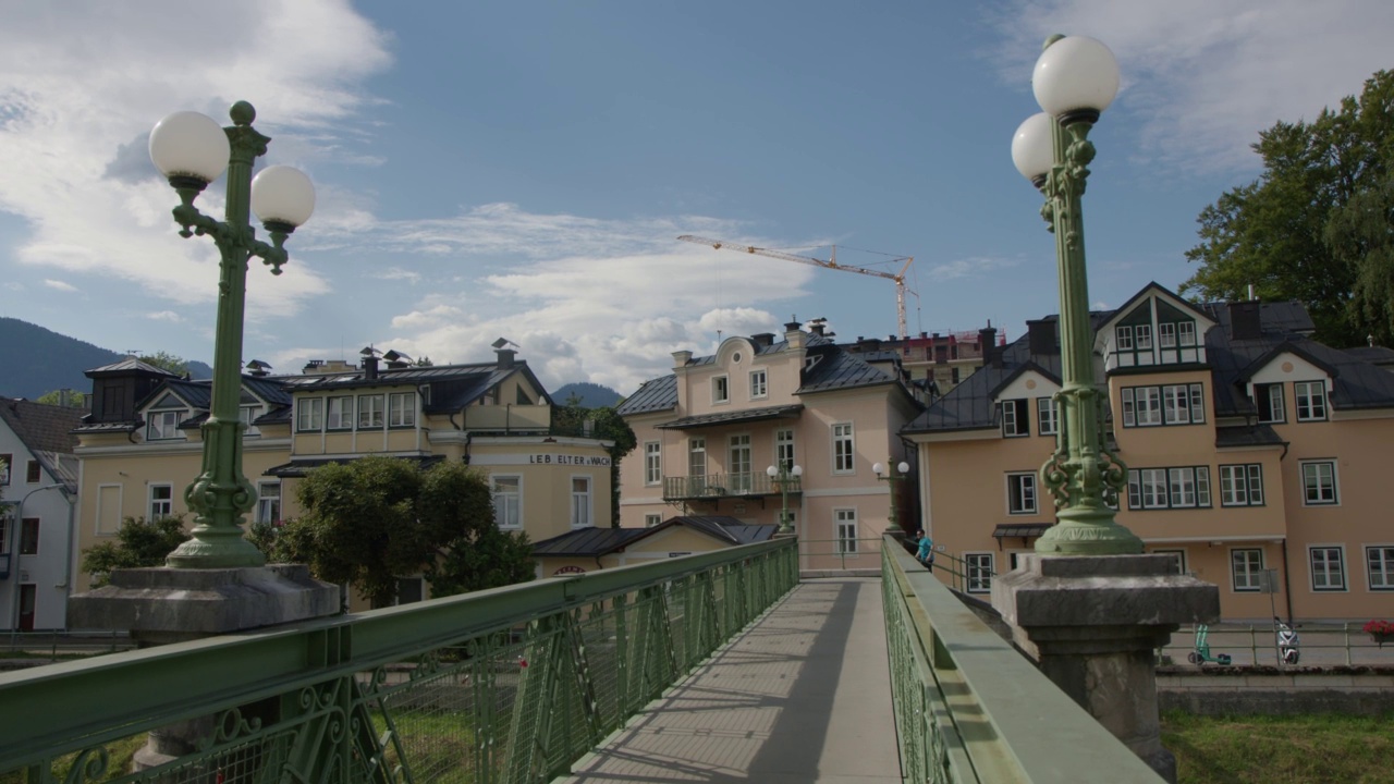 Bad Ischl Esplanade海滨长廊在特劳恩河，上奥地利视频素材