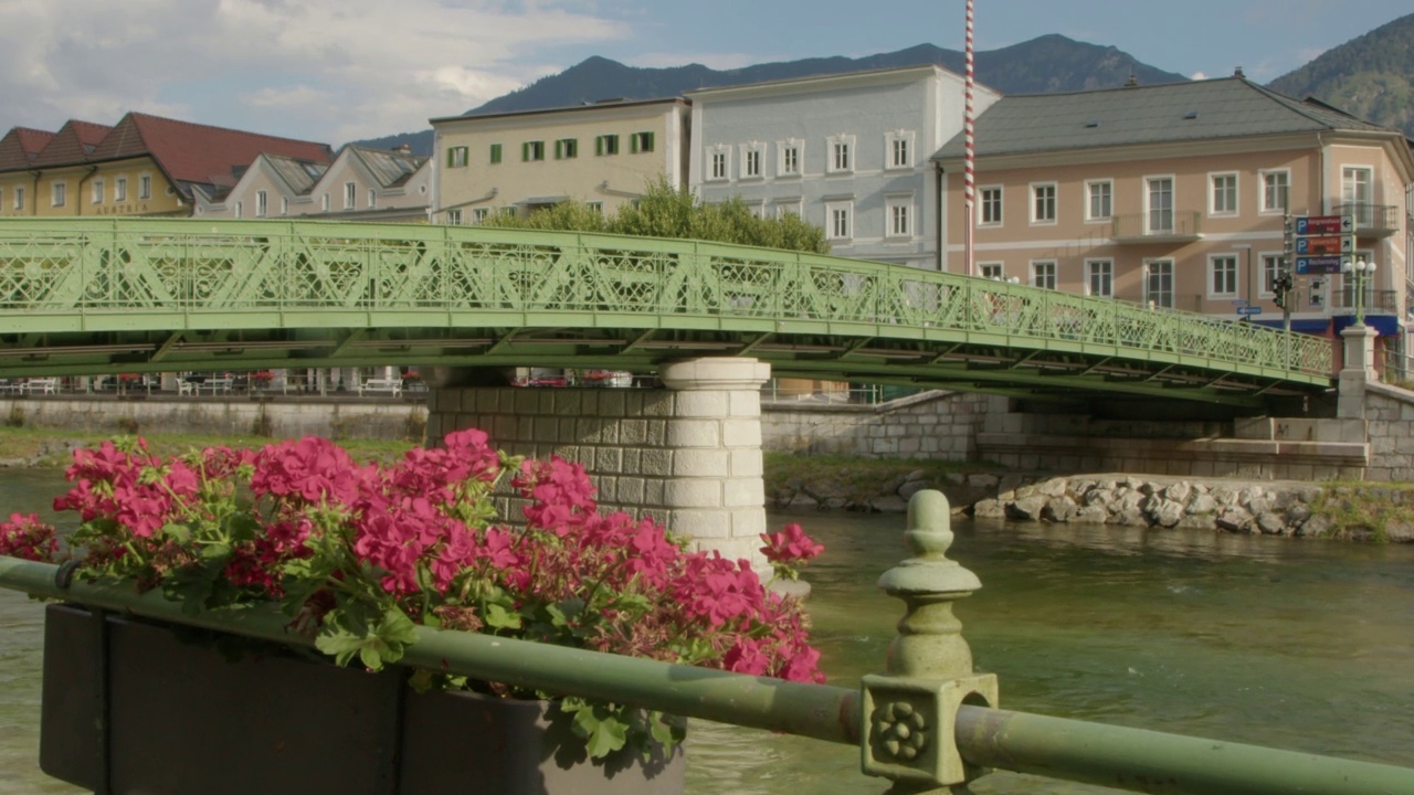 Bad Ischl Esplanade海滨长廊在特劳恩河，上奥地利视频素材