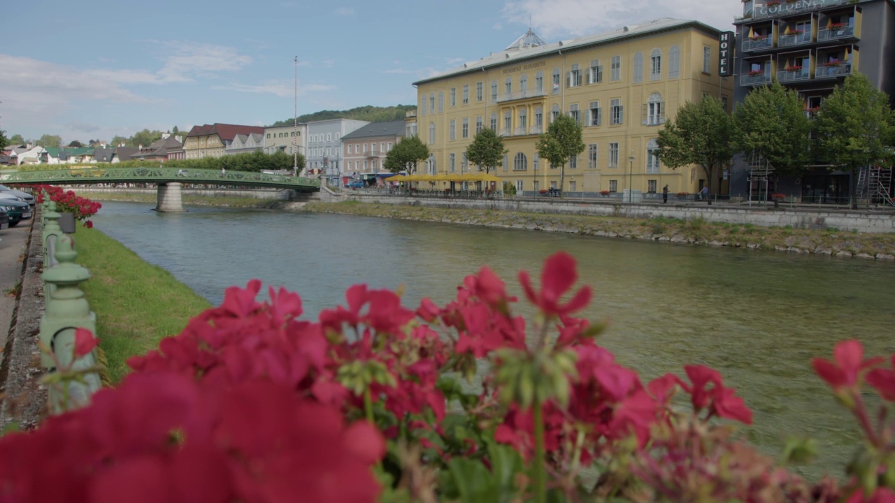 Bad Ischl Esplanade海滨长廊在特劳恩河，上奥地利视频素材