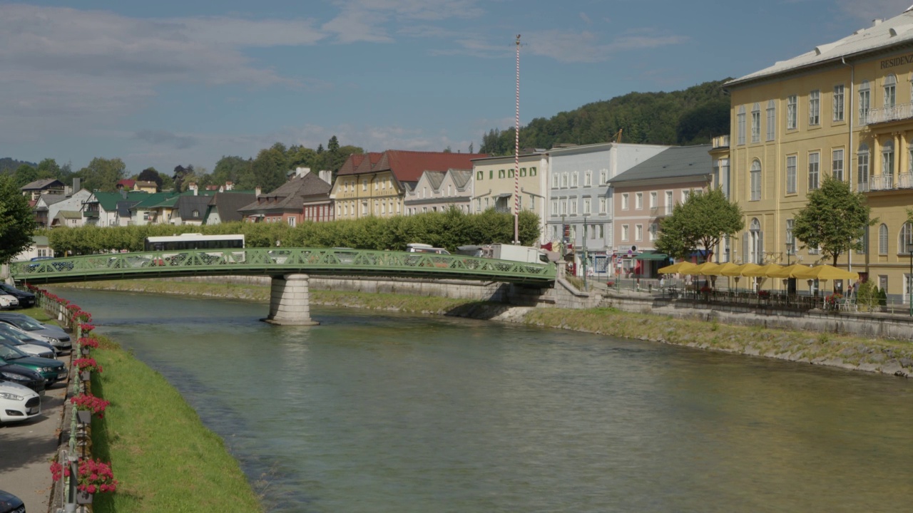 Bad Ischl Esplanade海滨长廊在特劳恩河，上奥地利视频素材